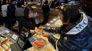 中国奢侈品市场现回暖迹象，年轻人称“还是不如买黄金”