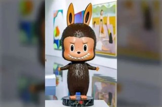泡泡玛特创新高！股价被高估？天价LABUBU“旧主”透露：最初购自郑恺潮牌店