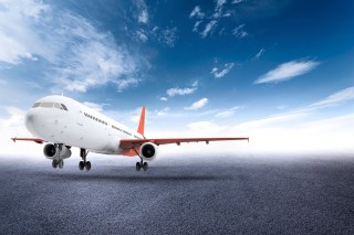 美国一客机起飞时险些与军机相撞，驾驶舱碰撞警报响起！发生了什么？