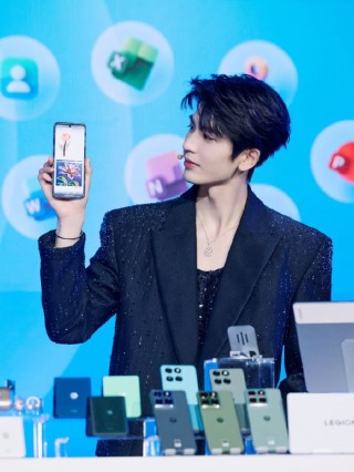 张凌赫代言！联想moto X70 Air AI手机亮相 天禧AI 3.5重磅发布