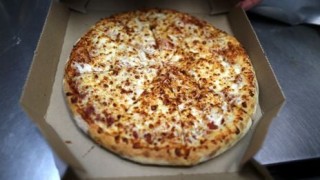 达美乐披萨一季度美国同店销售意外下滑 通胀与经济不确定性压制消费需求