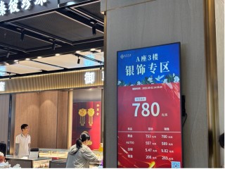 五一黄金“跳水”引爆抢购潮：水贝市场人山人海，有游客拖箱扫货，回收商忙到“手软”