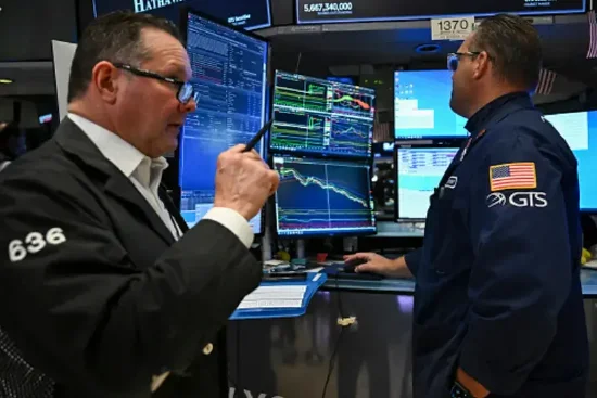 收盘：三大股指本周均录得跌幅 关税不确定性与通胀数据引发忧虑  第2张