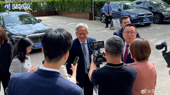 一周外盘头条|特朗普：鲍威尔“越早走人越好” 金价再创新高 4000美元可期？ 黄仁勋：中国市场至关重要  第13张