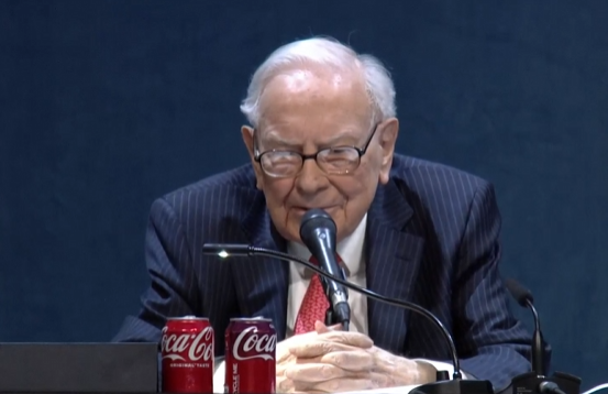 直击2025年巴菲特股东大会：贸易不应成为武器 市场波动实属常态 突然宣布年底卸任CEO  第4张