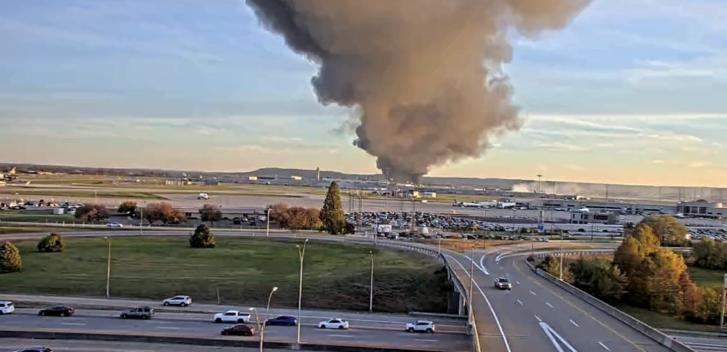 美国肯塔基州一机场发生飞机坠毁事故  第1张