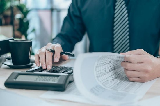 23万好处费买通利通电子“吹票”渠道，东方财富证券研究所两位前分析师被判刑  第1张