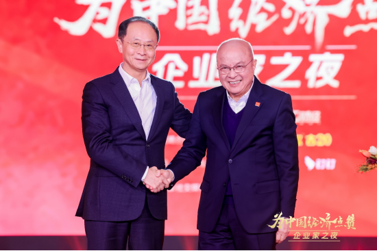 陈景河现场落泪，卢迈呼吁关注农村养育，韩璧丞展示仿生手抓哑铃……上百位企业家共话中国经济新动能  第5张