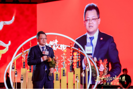 陈景河现场落泪，卢迈呼吁关注农村养育，韩璧丞展示仿生手抓哑铃……上百位企业家共话中国经济新动能  第15张