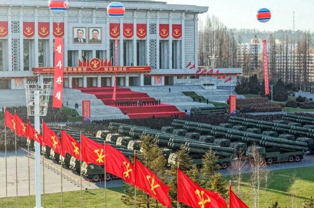 金正恩出席火箭炮赠送仪式，600毫米大口径火箭炮亮相，“世界上威力最大的聚焦式超强力攻击武器”  第1张