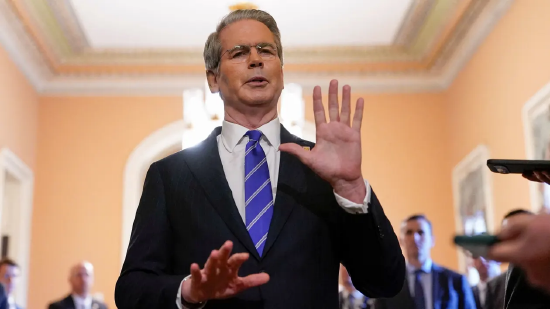 报道：贝森特称美国允许伊朗油轮通过霍尔木兹海峡  第1张