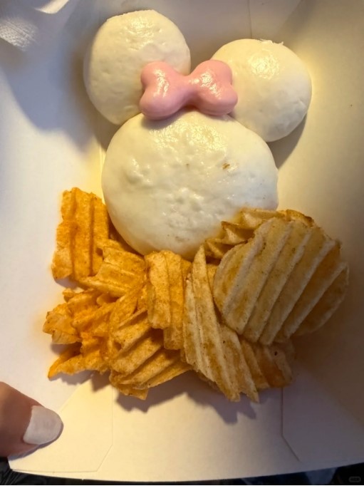 一个包子70元,一只鸡腿85元!上海迪士尼被指“靠情怀收割”,价格为何比东京贵超50%? 第2张 一个包子70元,一只鸡腿85元!上海迪士尼被指“靠情怀收割”,价格为何比东京贵超50%? 第2张